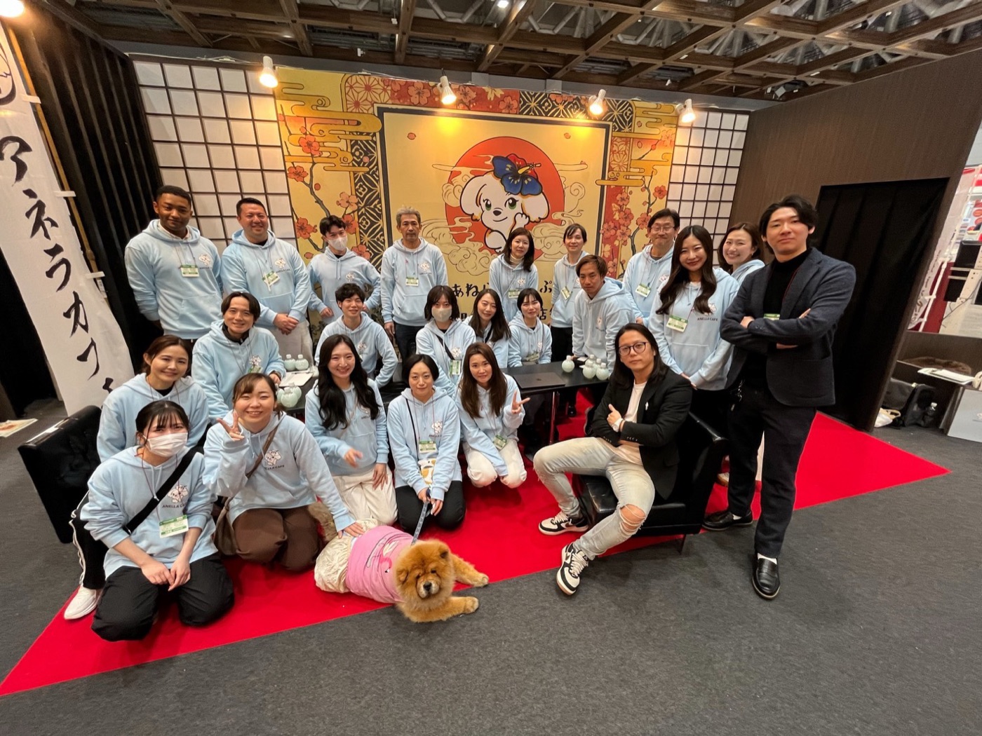 FCショーの展示会ブースでの集合写真