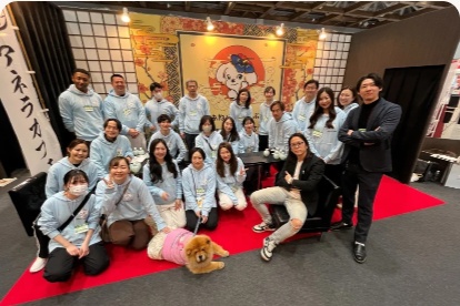FCショーの展示会ブースでの集合写真